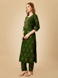 Thumbnail for Green Embroidered Women Kurta Pant Set - Hiral Fashion