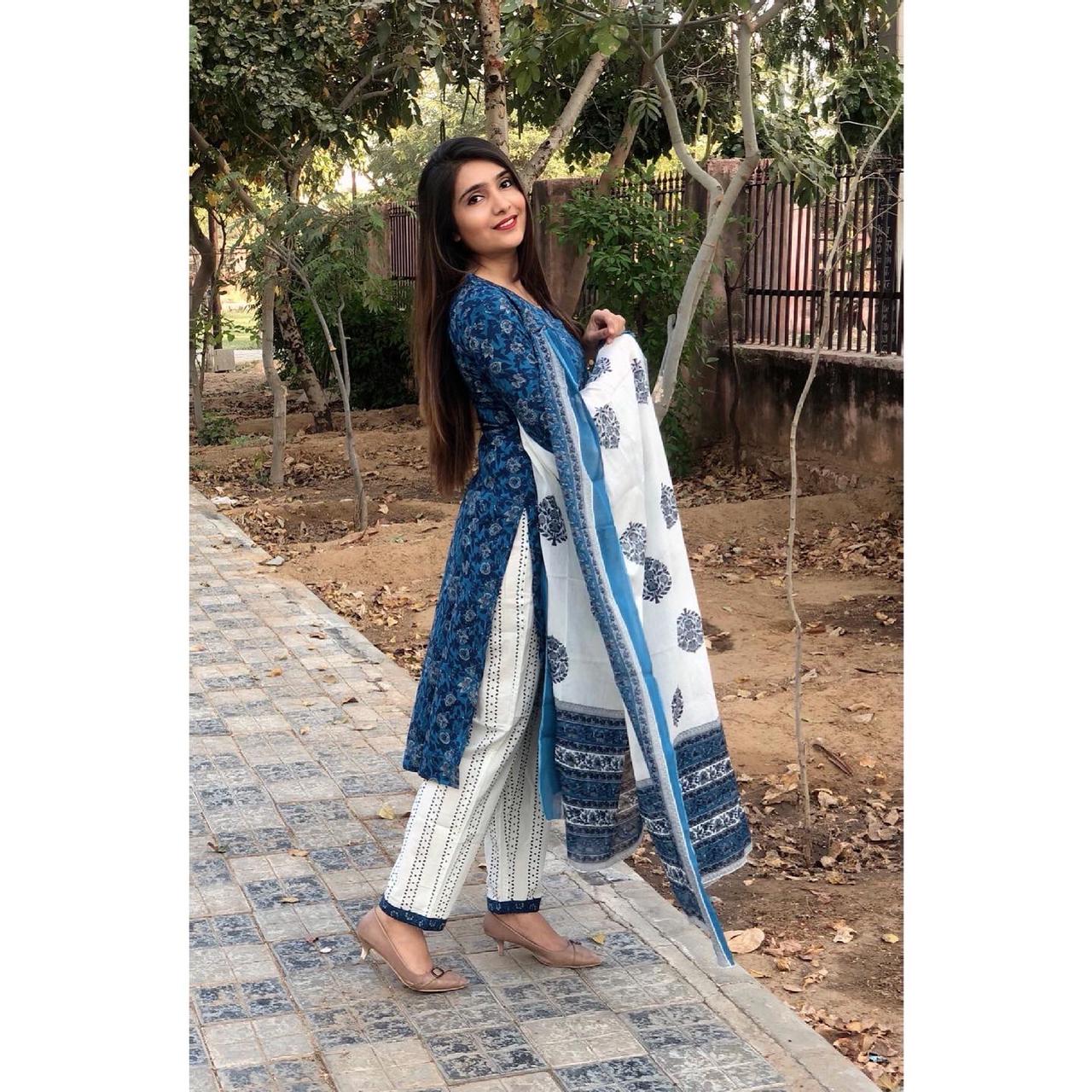 NOZ2TOZ Women Blue Floral Print Viscose Rayon Kurta And Pant Set