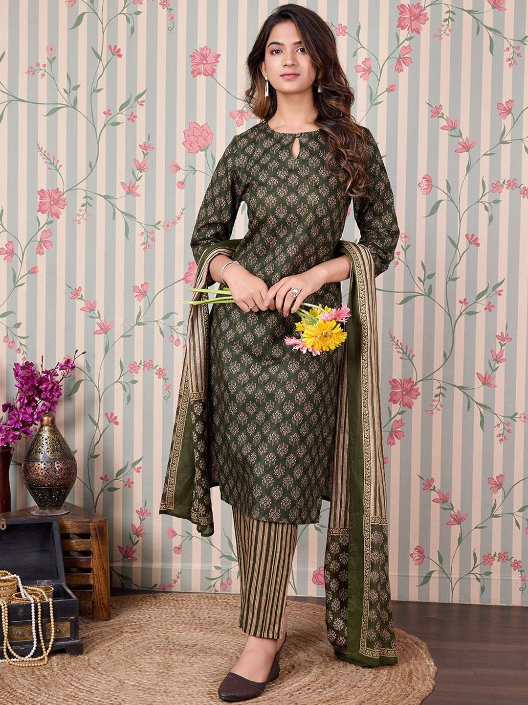 Ode by House of Pataudi Floral Printed Regular Pure Cotton Kurta with Trousers & Dupatta - Distacart
