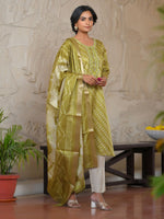 Thumbnail for Vaasva Women's Parrot Green Silk Digital Printed Suit Set - Distacart