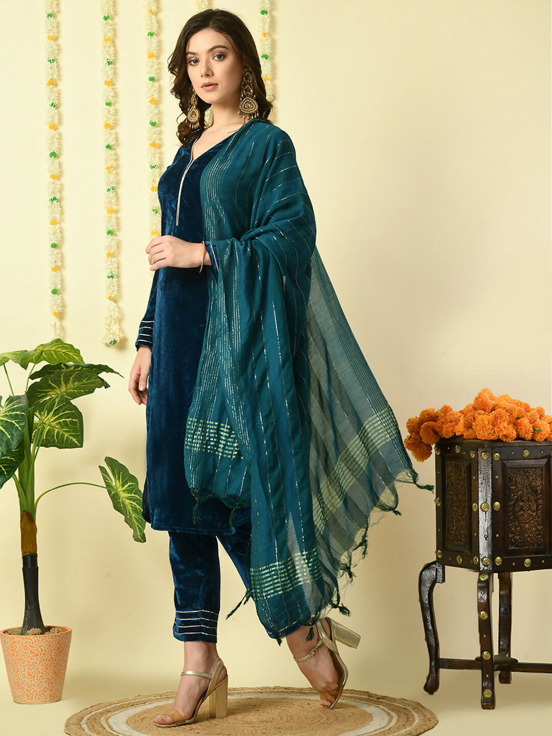 Myshka Women's Teal Velvet Kurta & Trousers With Dupatta Party Sets - Distacart