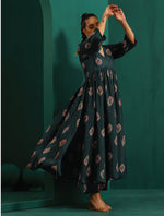 Thumbnail for trueBrowns Deep Blue Floral Bunch Muslin Silk Printed V-Neck Waist Gathered Kurta Pant Set - Distacart