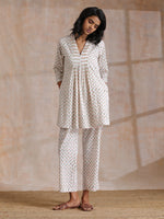 Thumbnail for trueBrowns White With Small Floral Booti Print Cotton Pleated Co-Ord Set - Distacart
