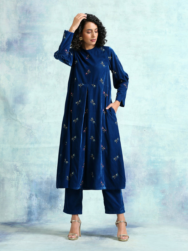 trueBrowns Blue Embroidered Velvet Puff Sleeve Kurta - Distacart