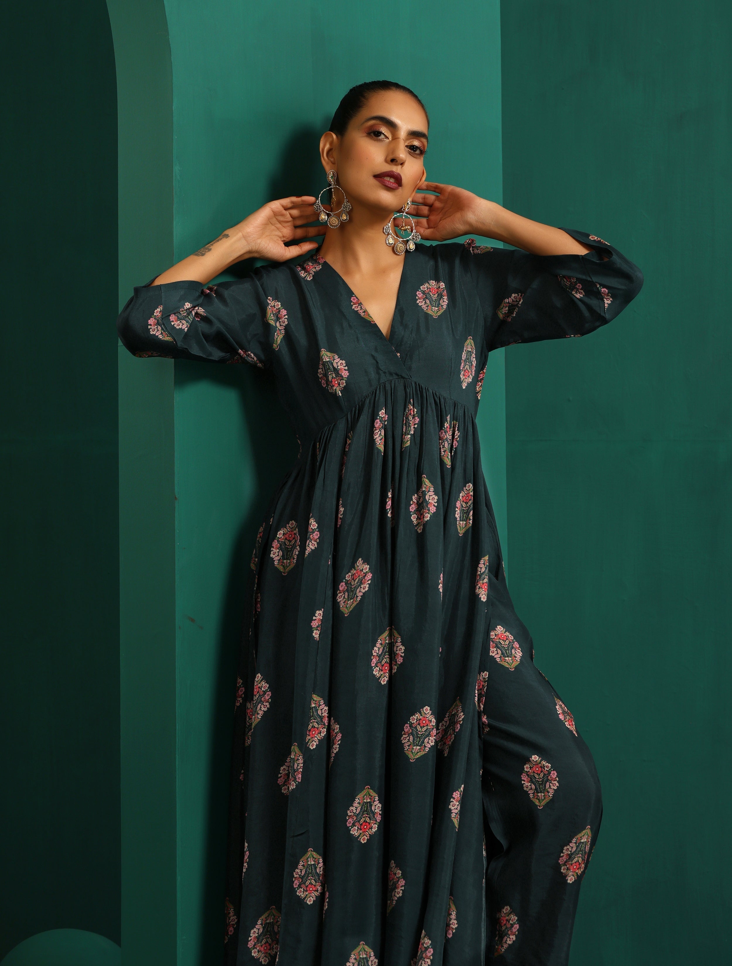 trueBrowns Deep Blue Floral Bunch Muslin Silk Printed V-Neck Waist Gathered Kurta Pant Set - Distacart