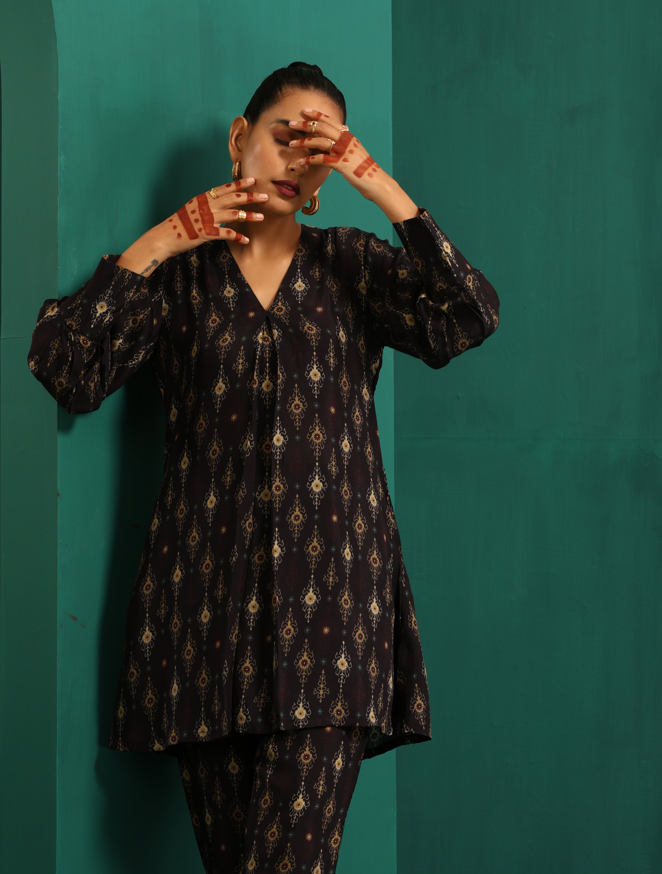 trueBrowns Black Tonal Ikat Muslin Silk Printed V-Neck Front Pleat Co-ord Set - Distacart