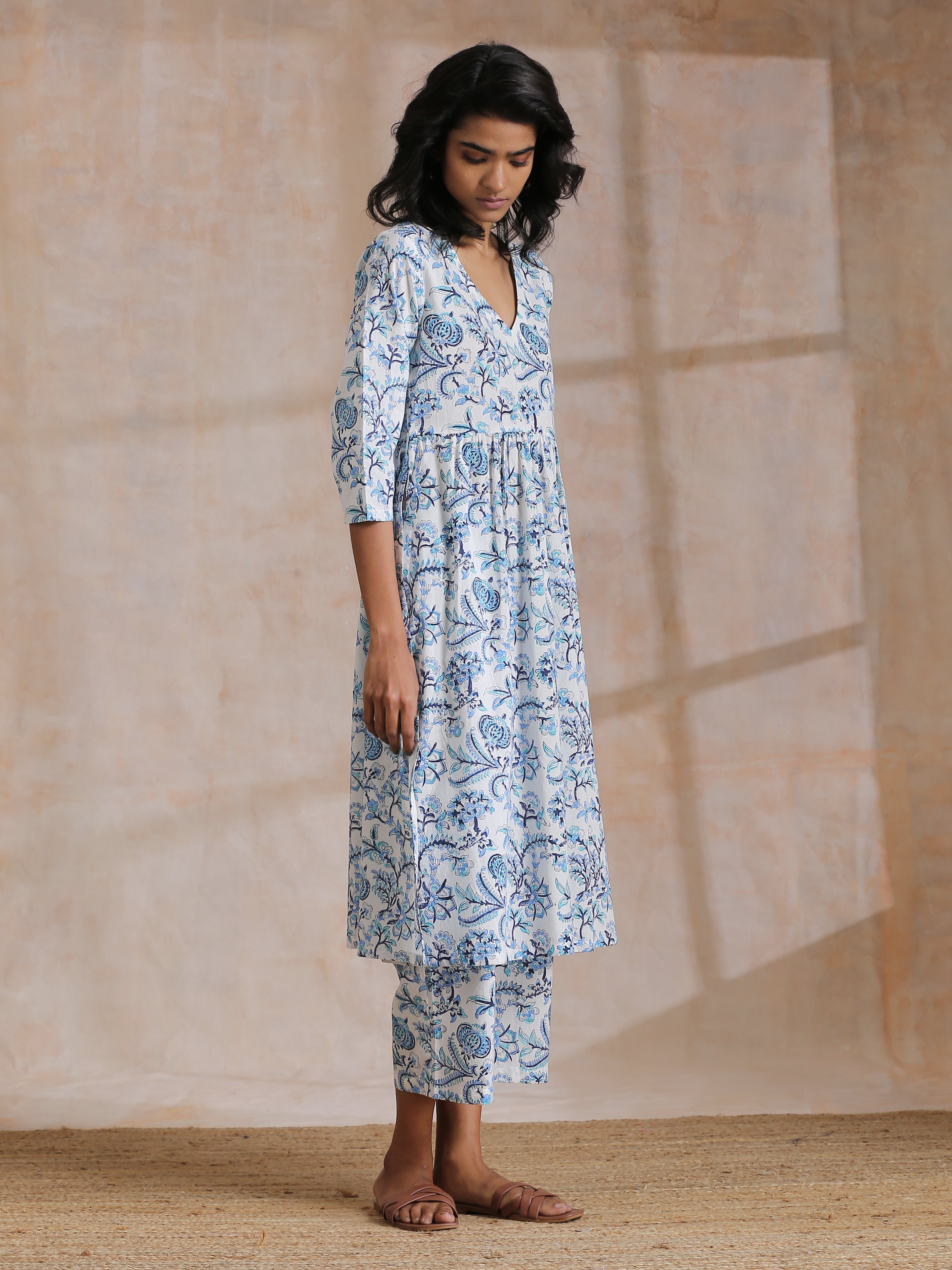 trueBrowns White With Overall Blue Print Cotton Slit Gathered Kurta Set - Distacart