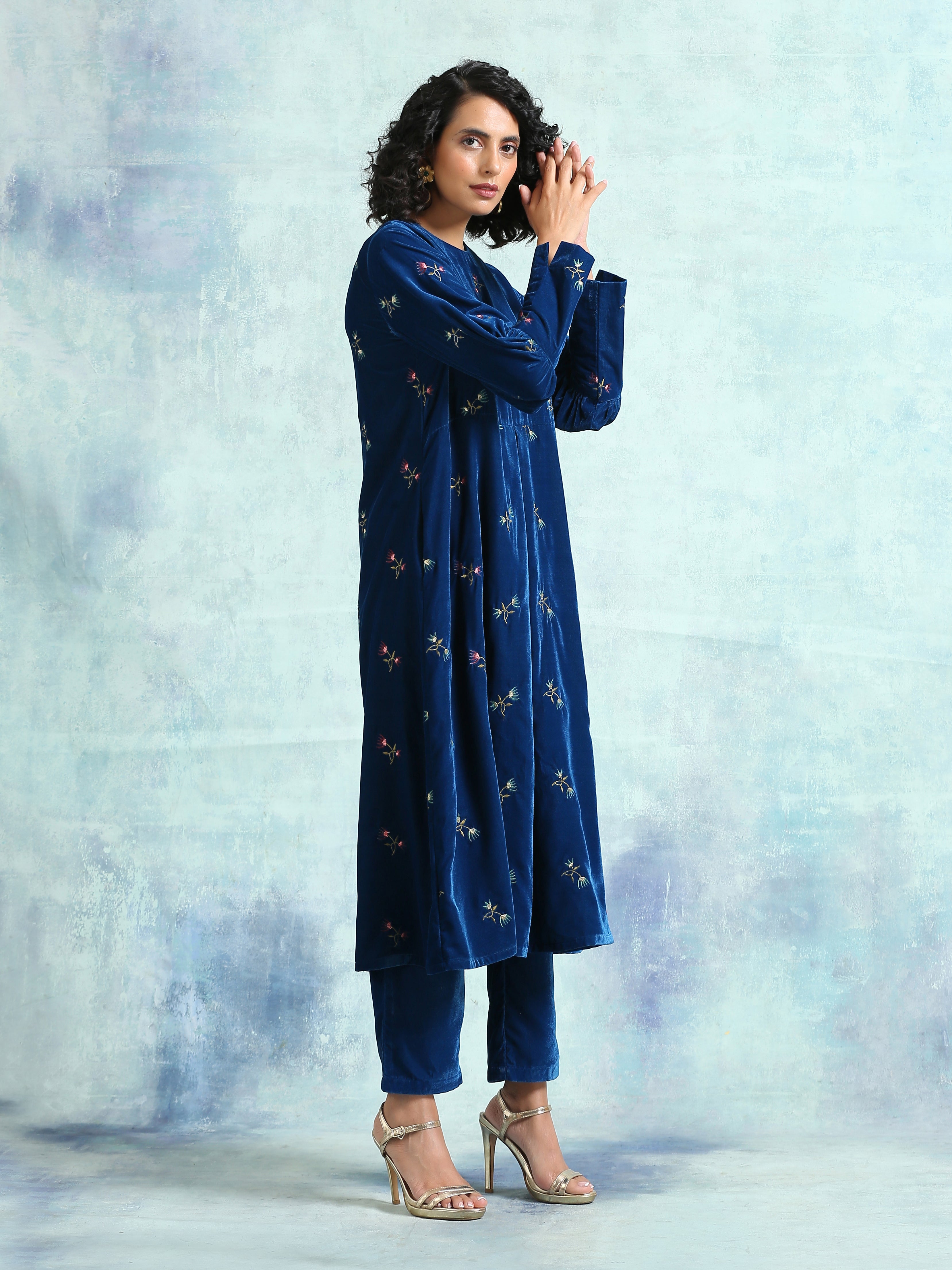 trueBrowns Blue Embroidered Velvet Puff Sleeve Kurta - Distacart