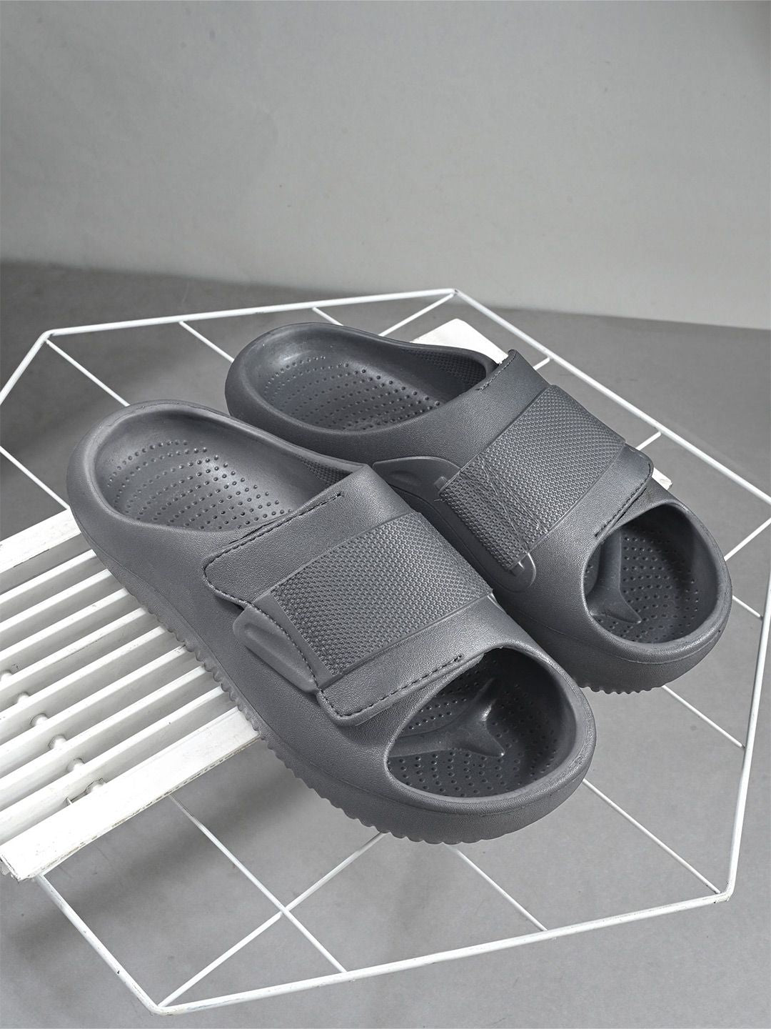 Roadster The Lifestyle Co. Men Textured Sliders