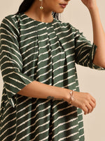 Thumbnail for trueBrowns Dark Green Lehariya Printed Silk Kurta Pant Set - Distacart