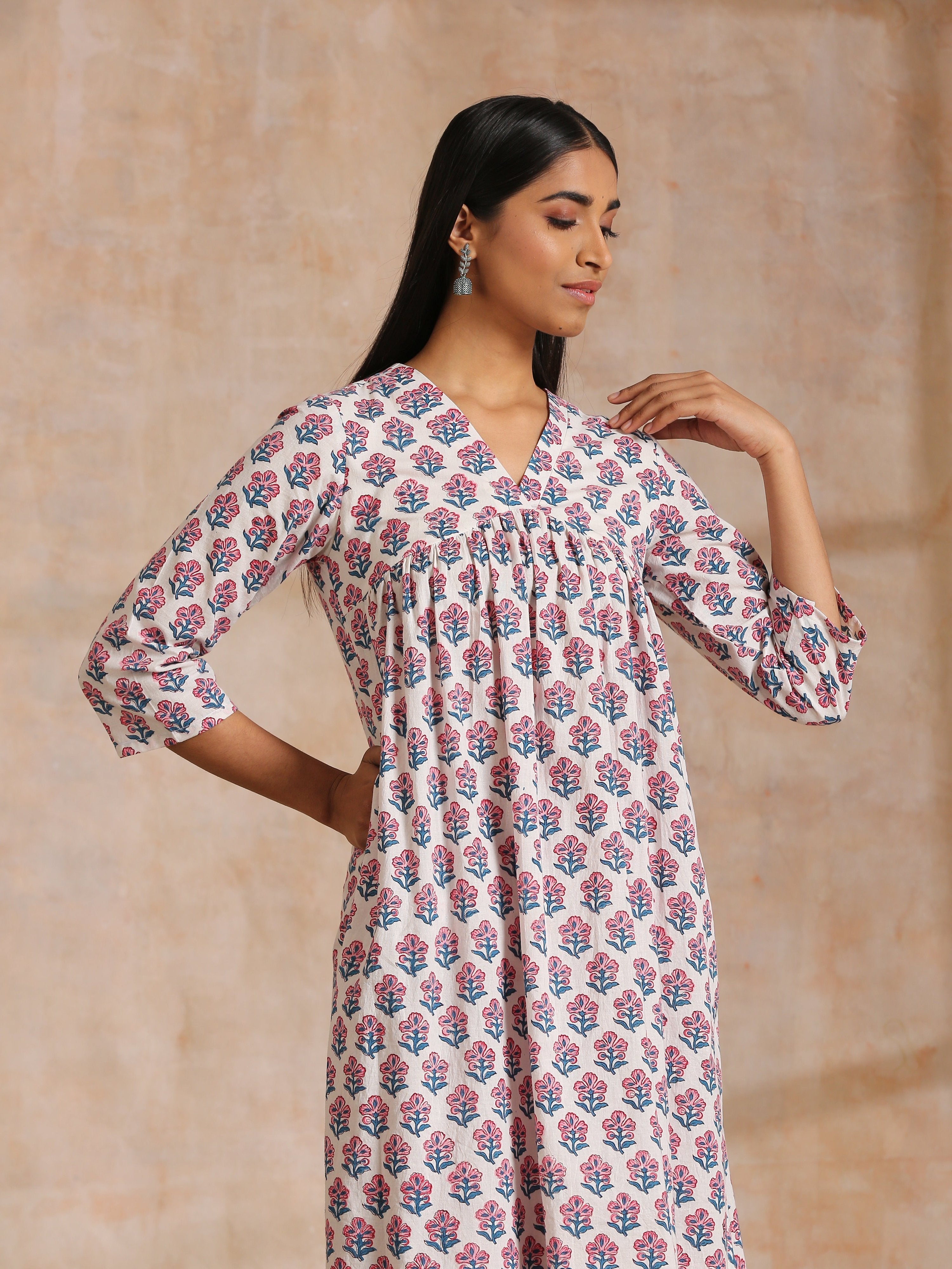 trueBrowns White With Pink Blue Floral Block Print Cotton Flared Slit Kurta Pant Set - Distacart