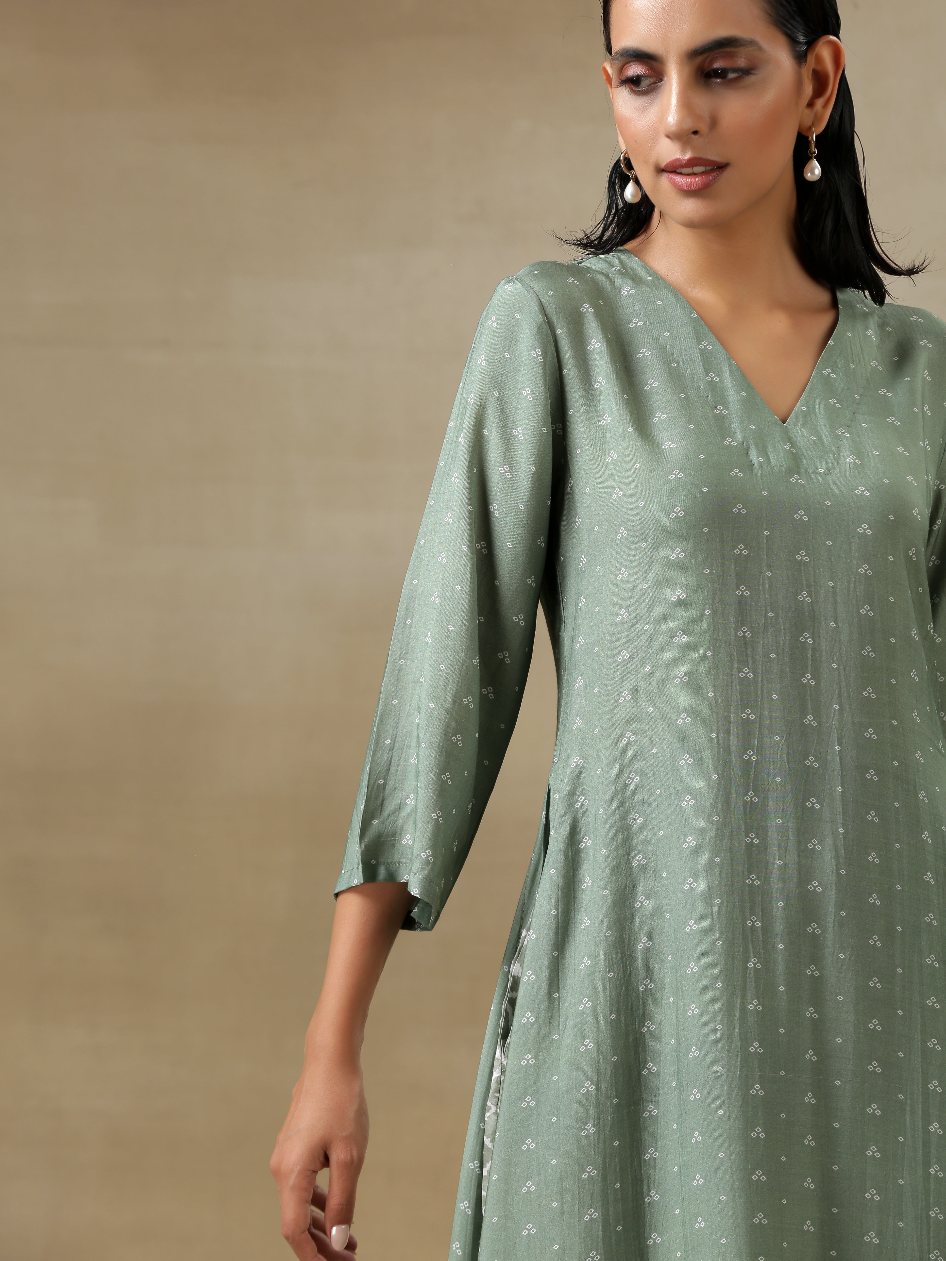 trueBrowns Light Green Bandhani Printed Silk High Slit Kurta Pant Set - Distacart