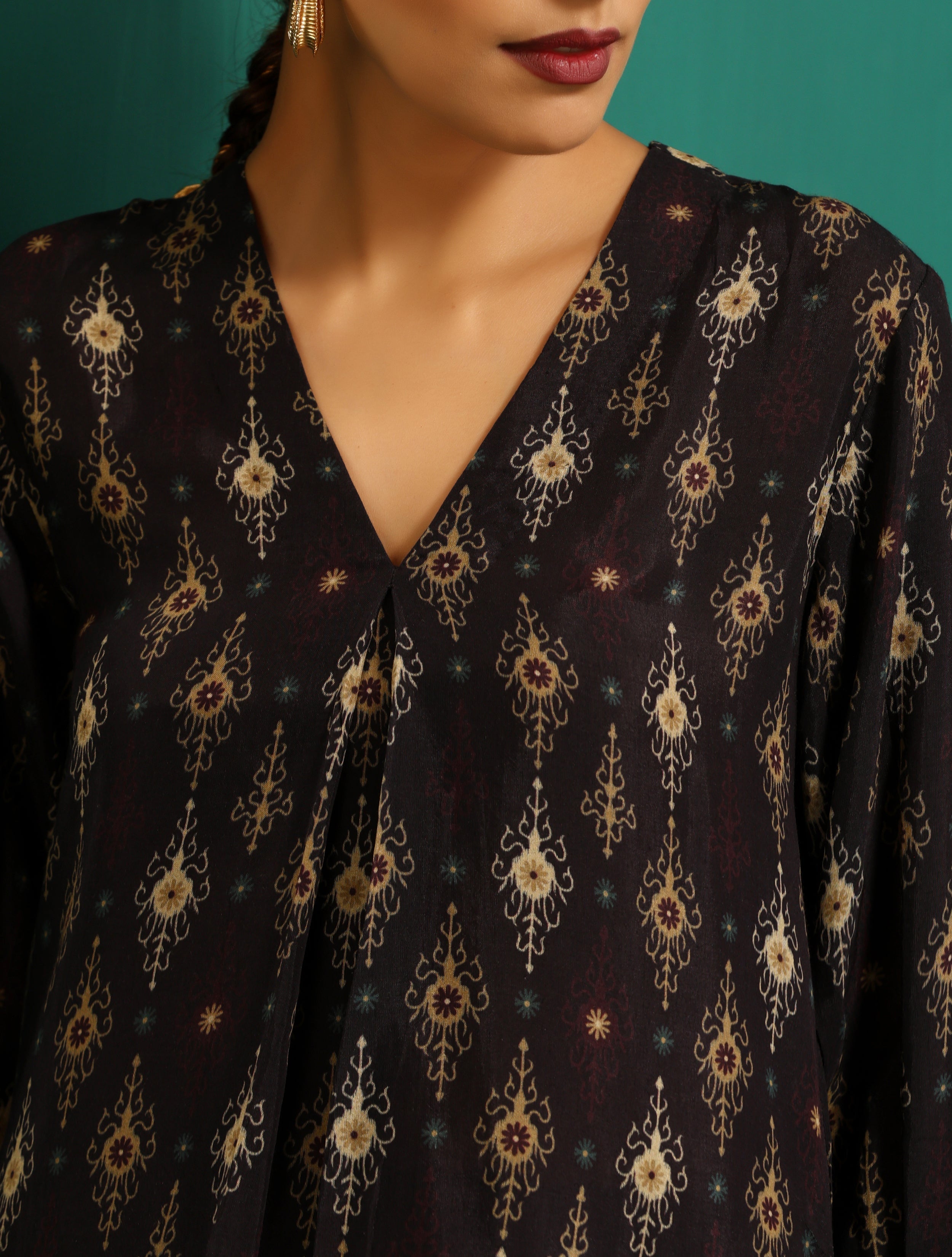 trueBrowns Black Tonal Ikat Muslin Silk Printed V-Neck Front Pleat Co-ord Set - Distacart