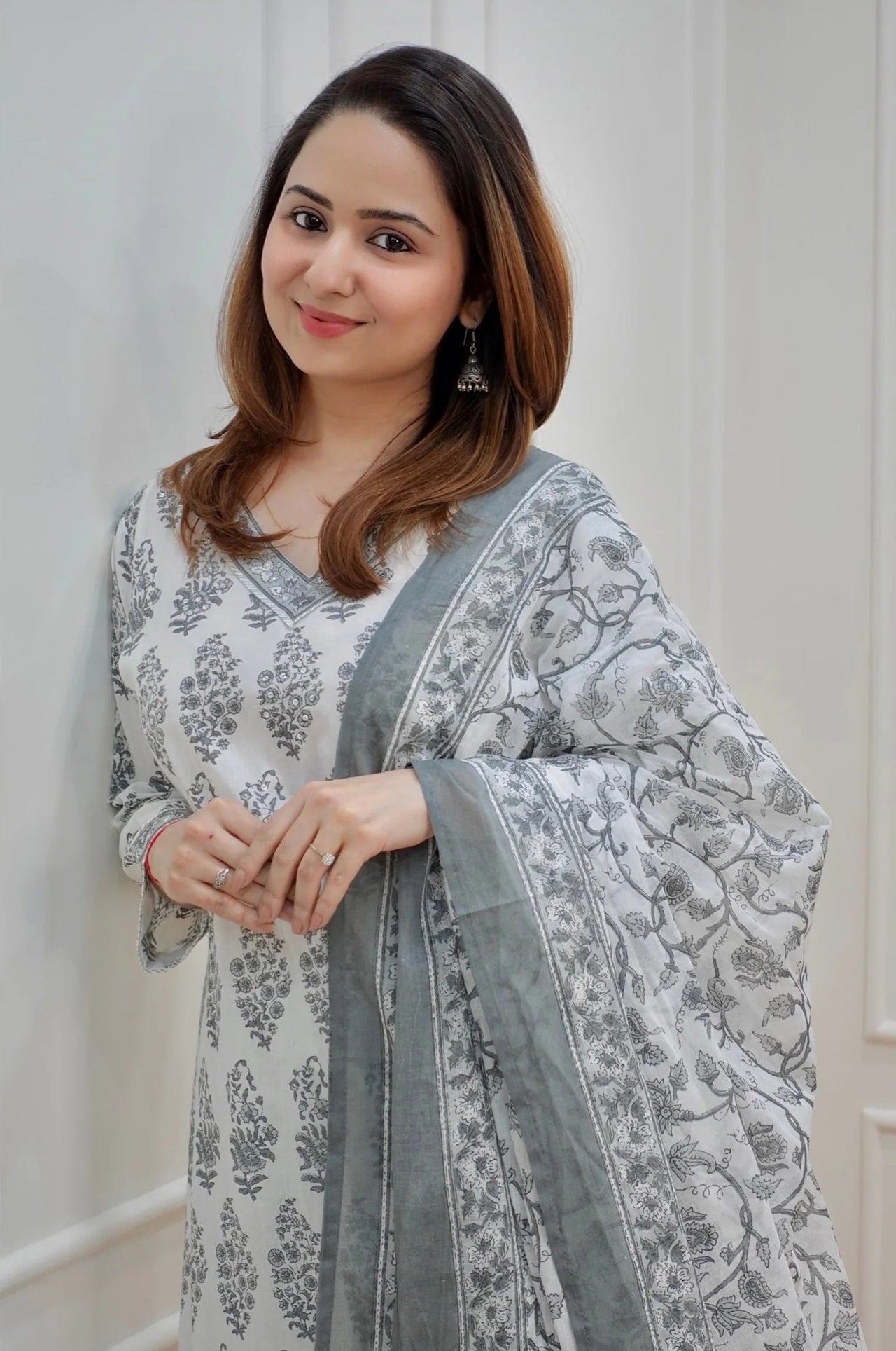 NOZ2TOZ Women White Printed Viscose Rayon Kurta And Pant Set