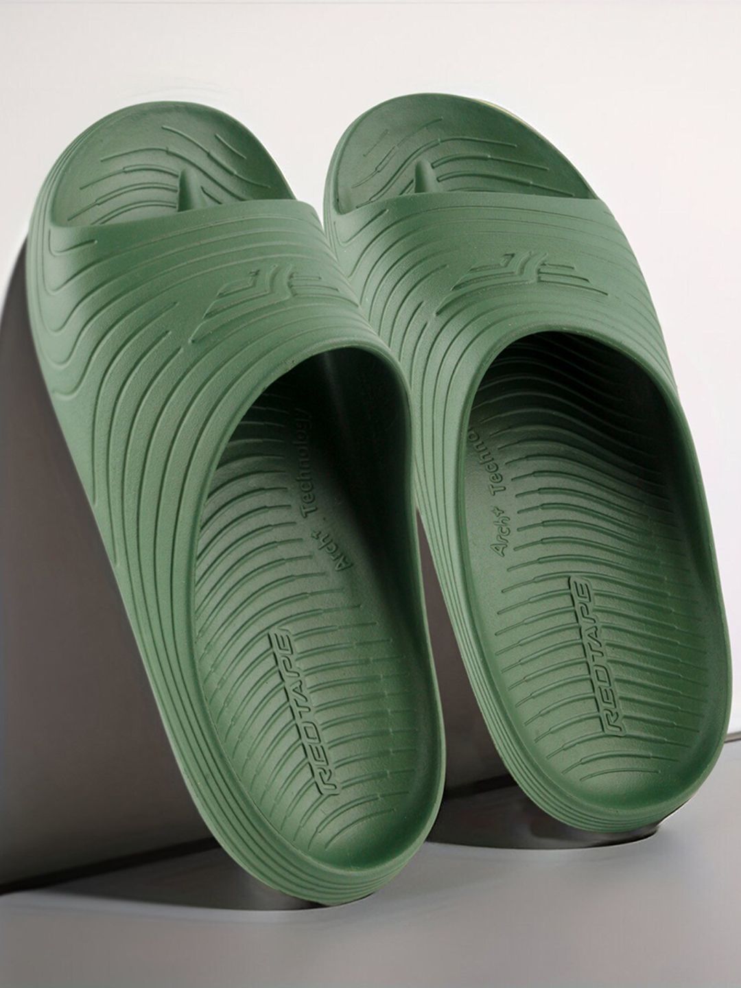 Red Tape Men Textured Sliders