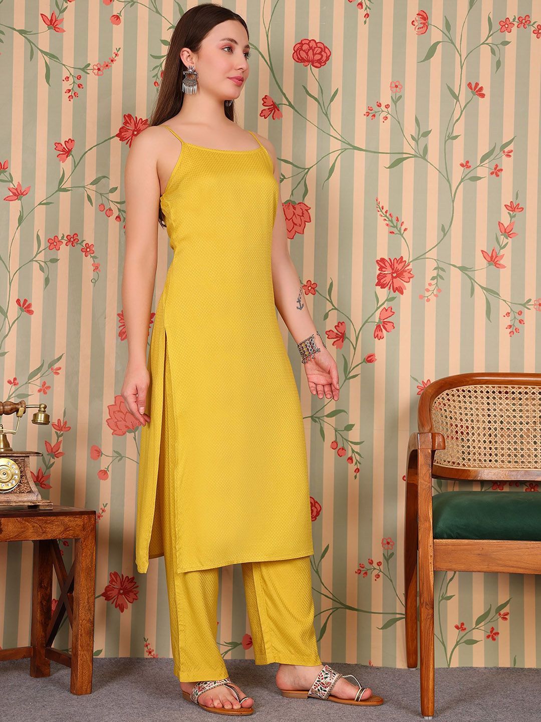 Ode by House of Pataudi Floral Regular Kurta with Trousers - Distacart