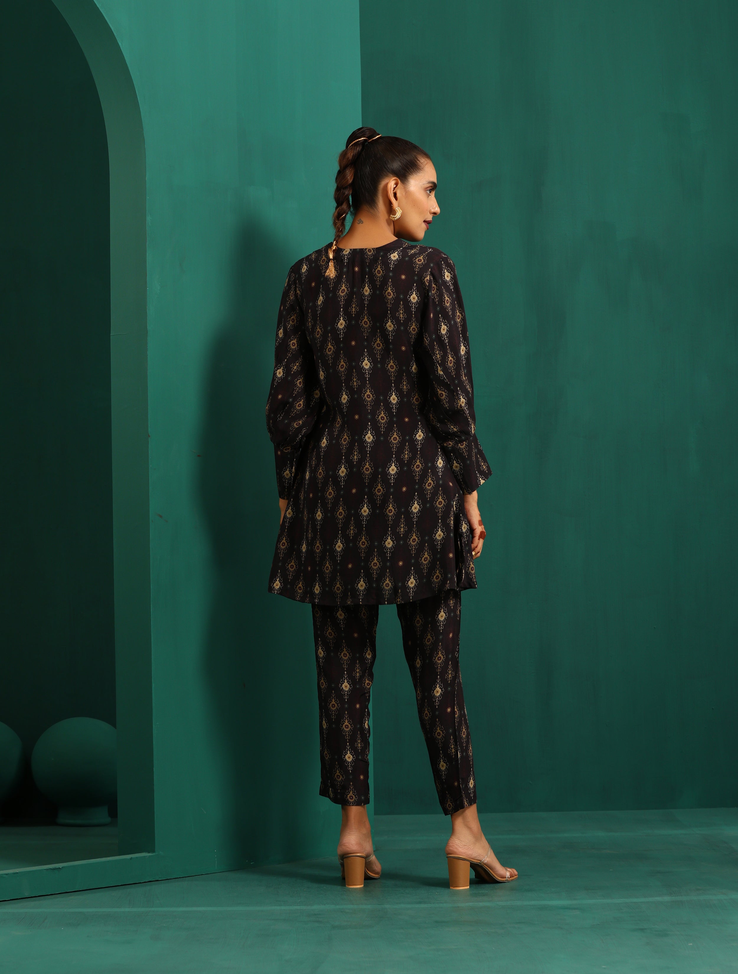 trueBrowns Black Tonal Ikat Muslin Silk Printed V-Neck Front Pleat Co-ord Set - Distacart