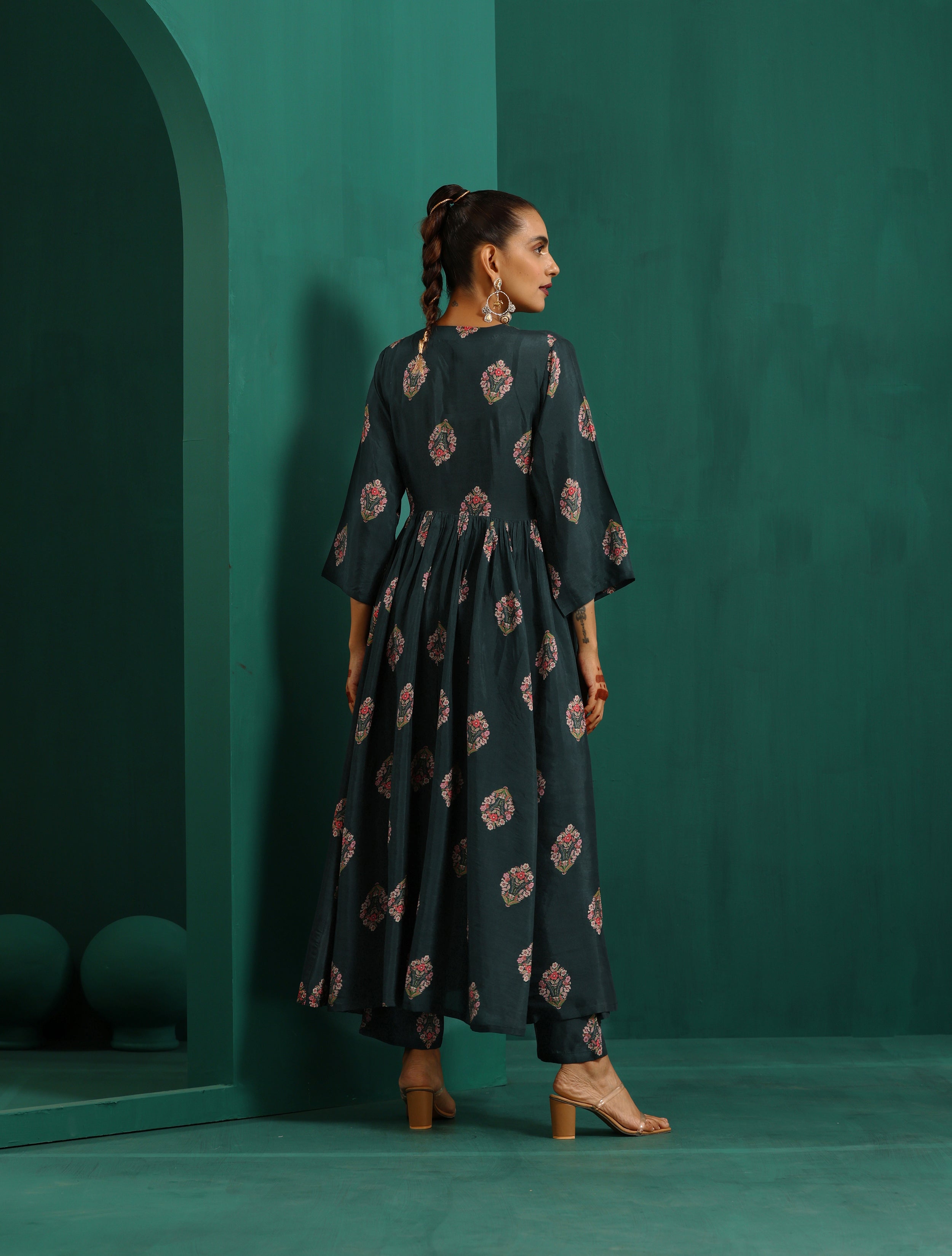 trueBrowns Deep Blue Floral Bunch Muslin Silk Printed V-Neck Waist Gathered Kurta Pant Set - Distacart