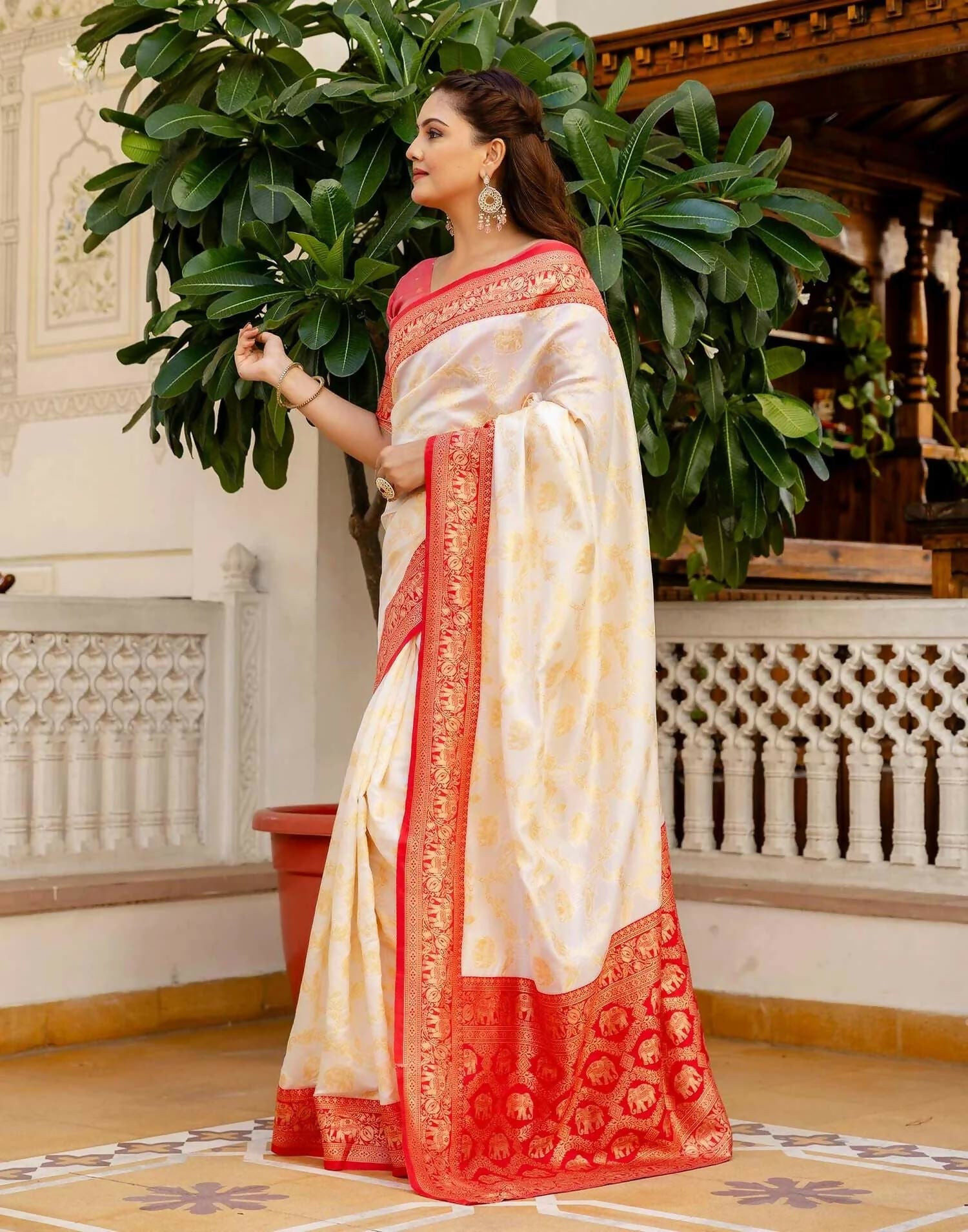 Joban Fashion Off White Silk Woven Banarasi Saree