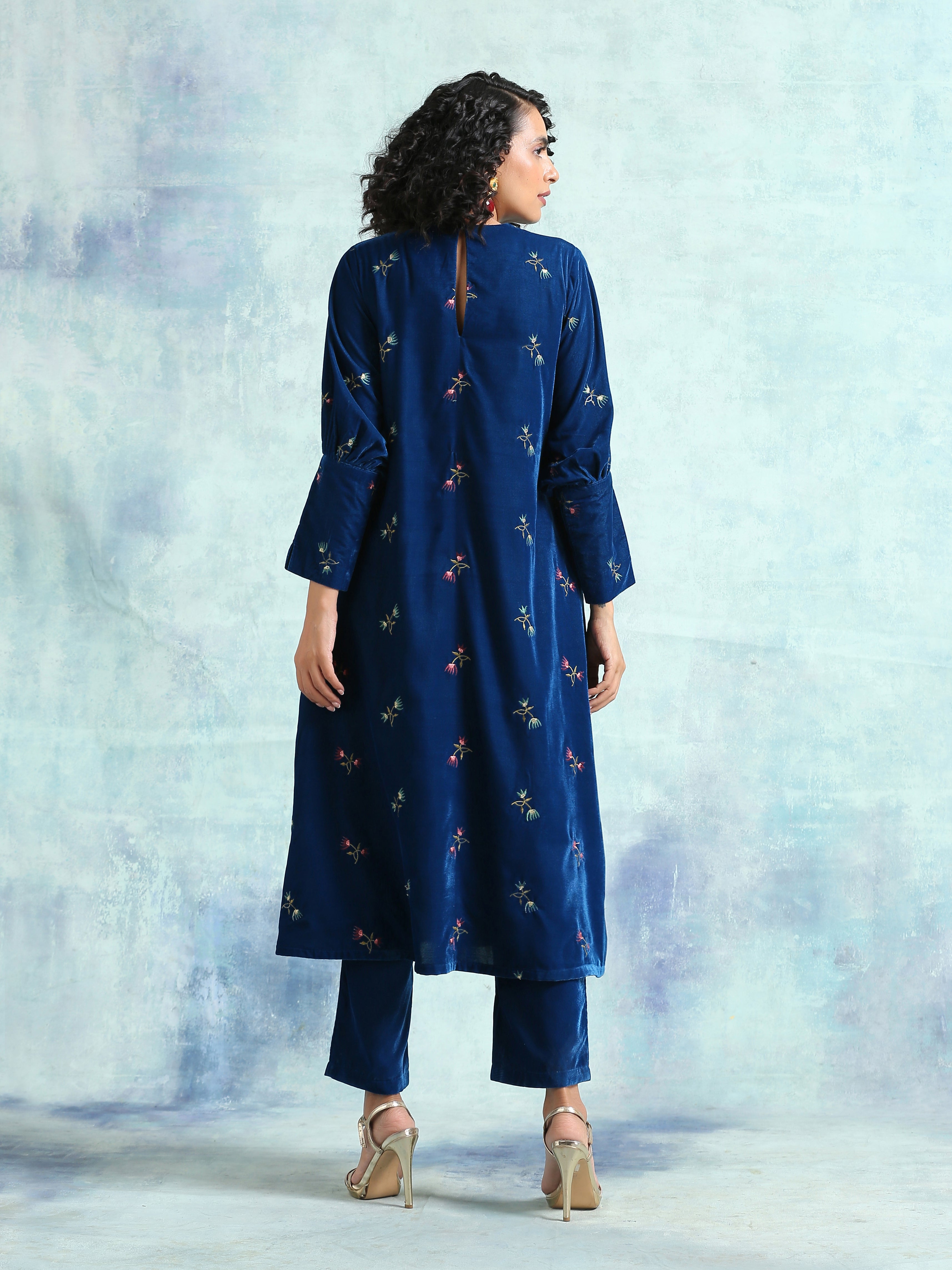 trueBrowns Blue Embroidered Velvet Puff Sleeve Kurta - Distacart
