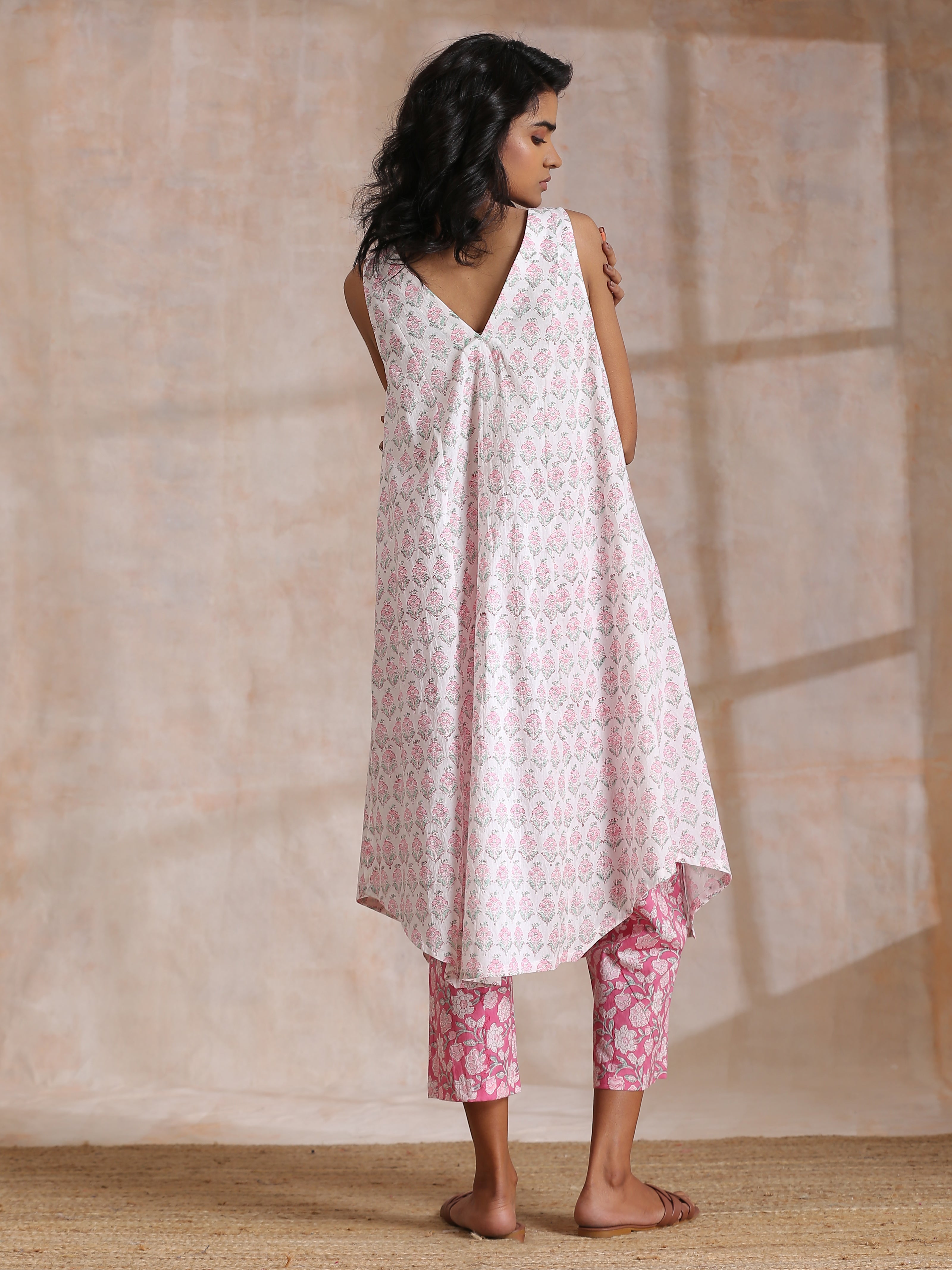 trueBrowns Pink Green Floral On White Block Print Cotton Sleeveless Flared Kurta Pant Set - Distacart