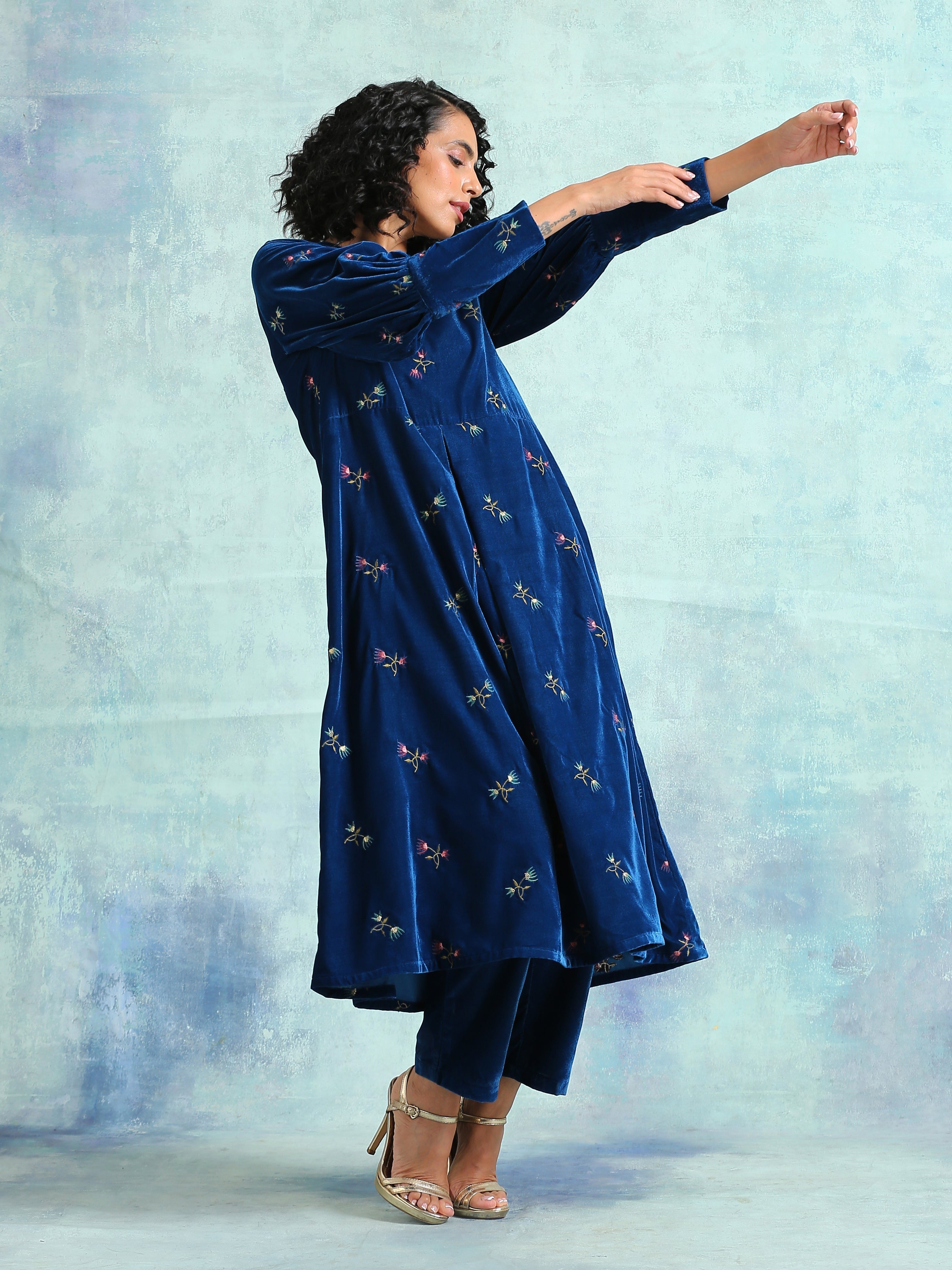 trueBrowns Blue Embroidered Velvet Puff Sleeve Kurta - Distacart