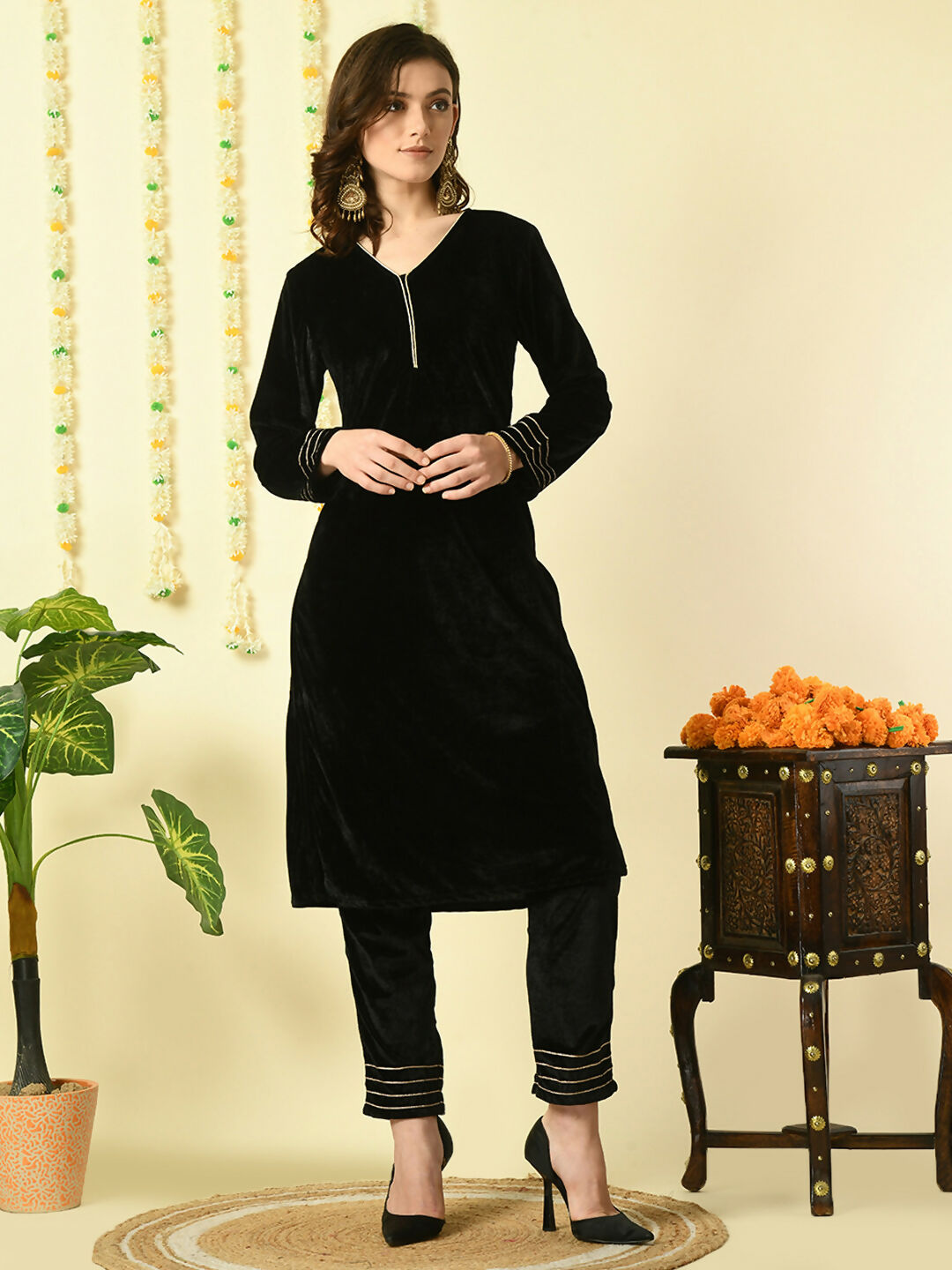 Myshka Women's Black Velvet Kurta With Trousers Party Sets - Distacart