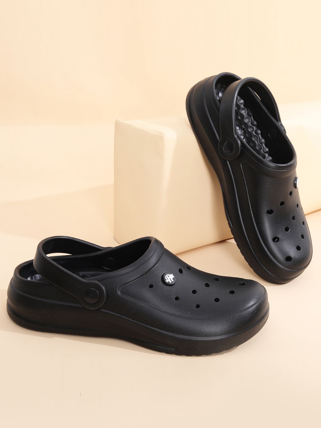 Roadster Nuo Men Black Clogs Flip Flops