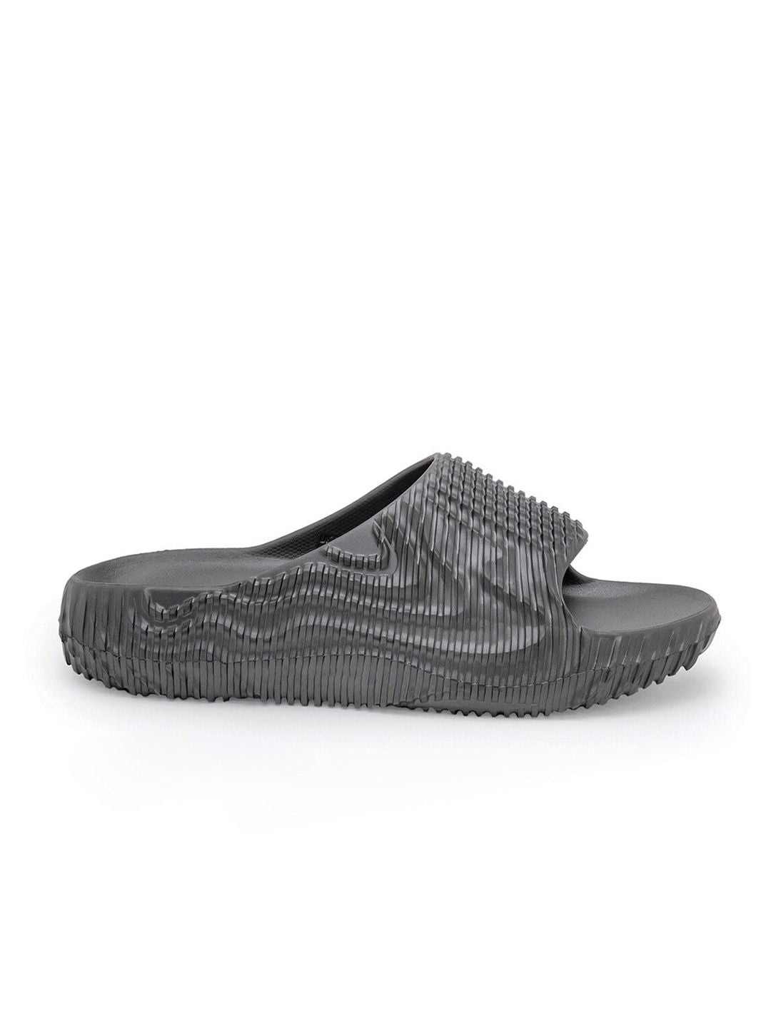 Red Tape Men Textured Slip-Resistance Sliders