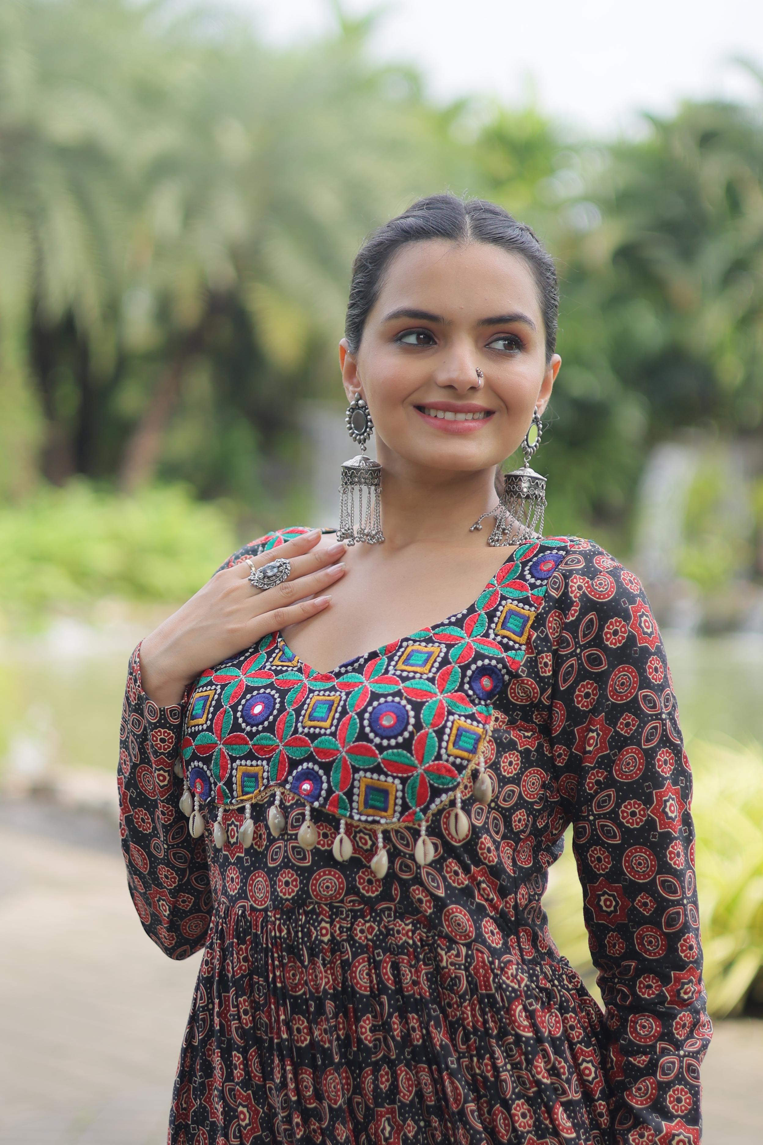 Lorenvalley Black Printed Cotton With Kutchi Gamthi Work And Kodi Lace Kurti - Distacart