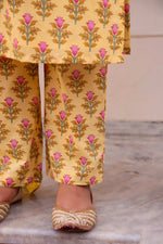 Thumbnail for Pomcha Jaipur Kapas Lemon Yellow Floral Sleeveless Suit Set - Distacart