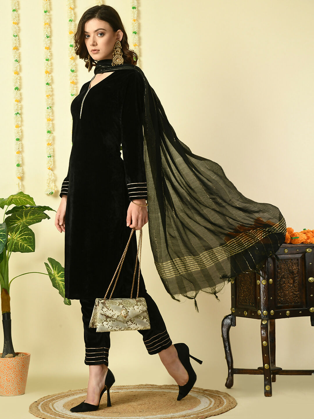 Myshka Women's Black Velvet Kurta & Trousers With Dupatta Party Sets - Distacart
