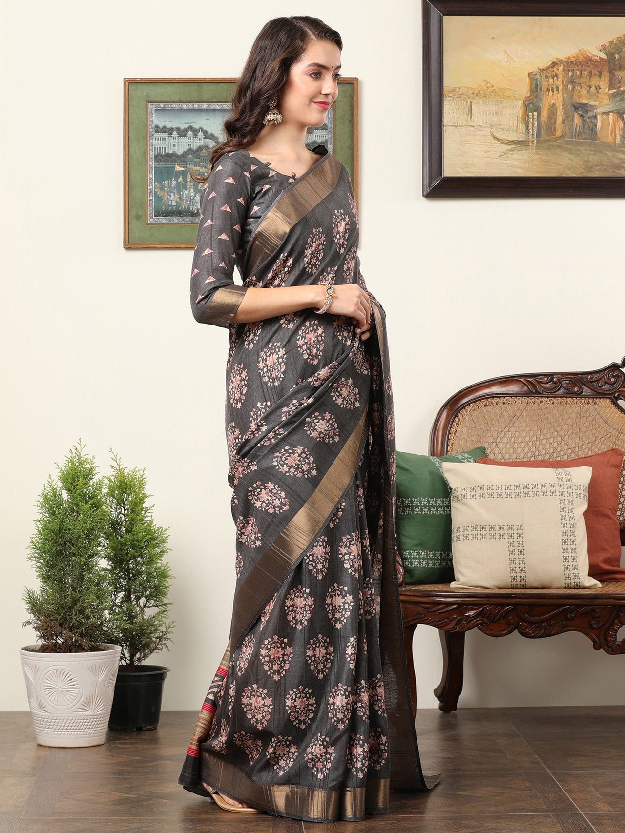 NOZ2TOZ Women's Silk Blend Charcoal Grey Printed Designer Saree With Blouse Piece