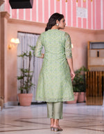 Thumbnail for Juniper Women's Green Floral Printed Chanderi Kurta Set With Buttons & Sequins - Distacart