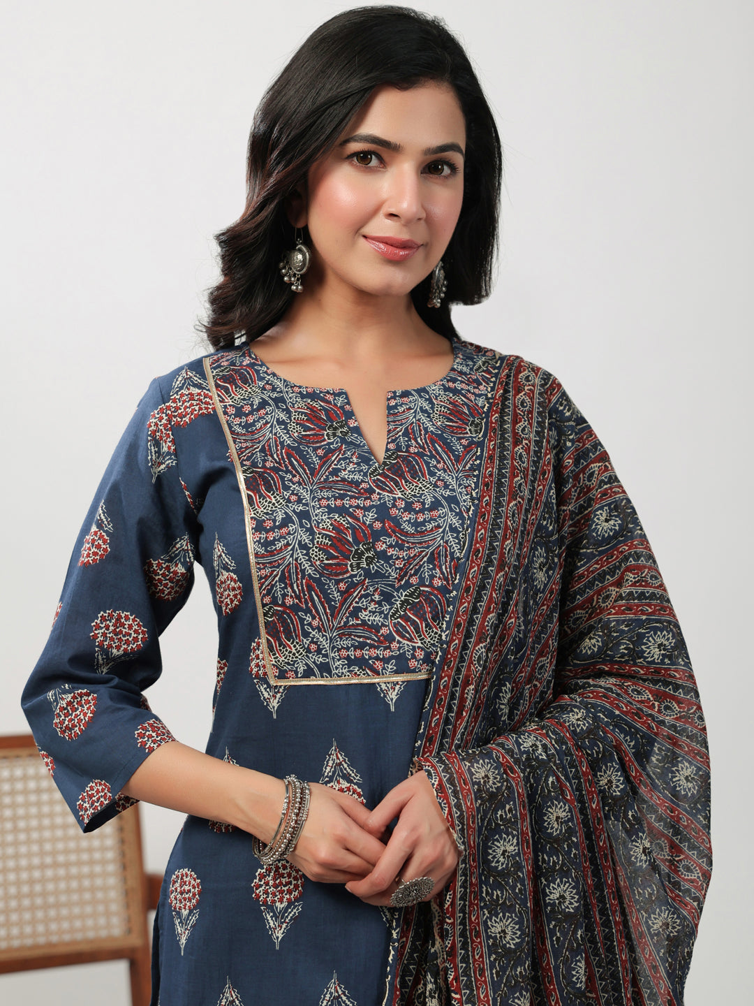 Janasya Regular Cambric Indigo Floral Notch Neck Kurta Set