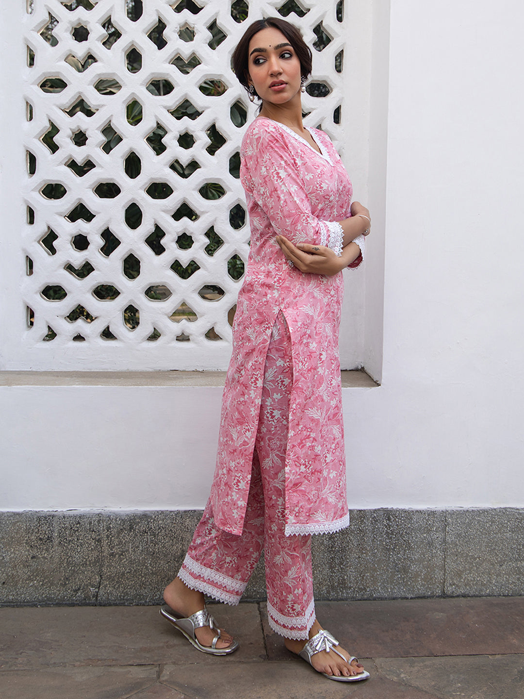 Janasya Regular Cambric Pink Floral V-Neck Kurta Set