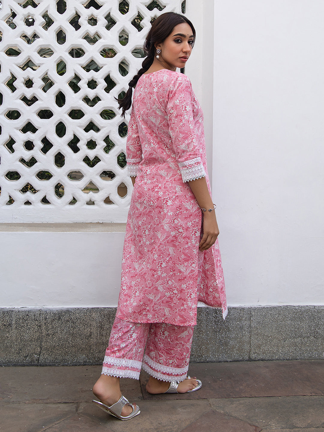 Janasya Regular Cambric Pink Floral V-Neck Kurta Set