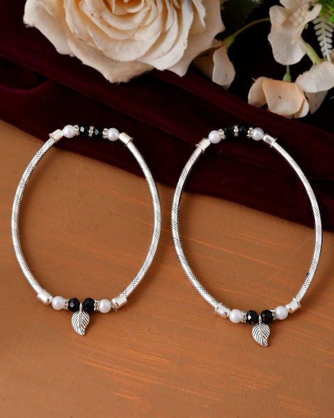 Jewels Nest Set of 2 Silver-Plated Black & White Beaded Anklets with Leaf Charm