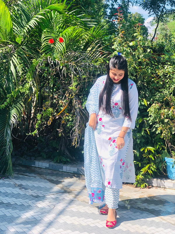 Lyush Women's White Cotton Floral Printed Kurta Palazzo Set With Dupatta