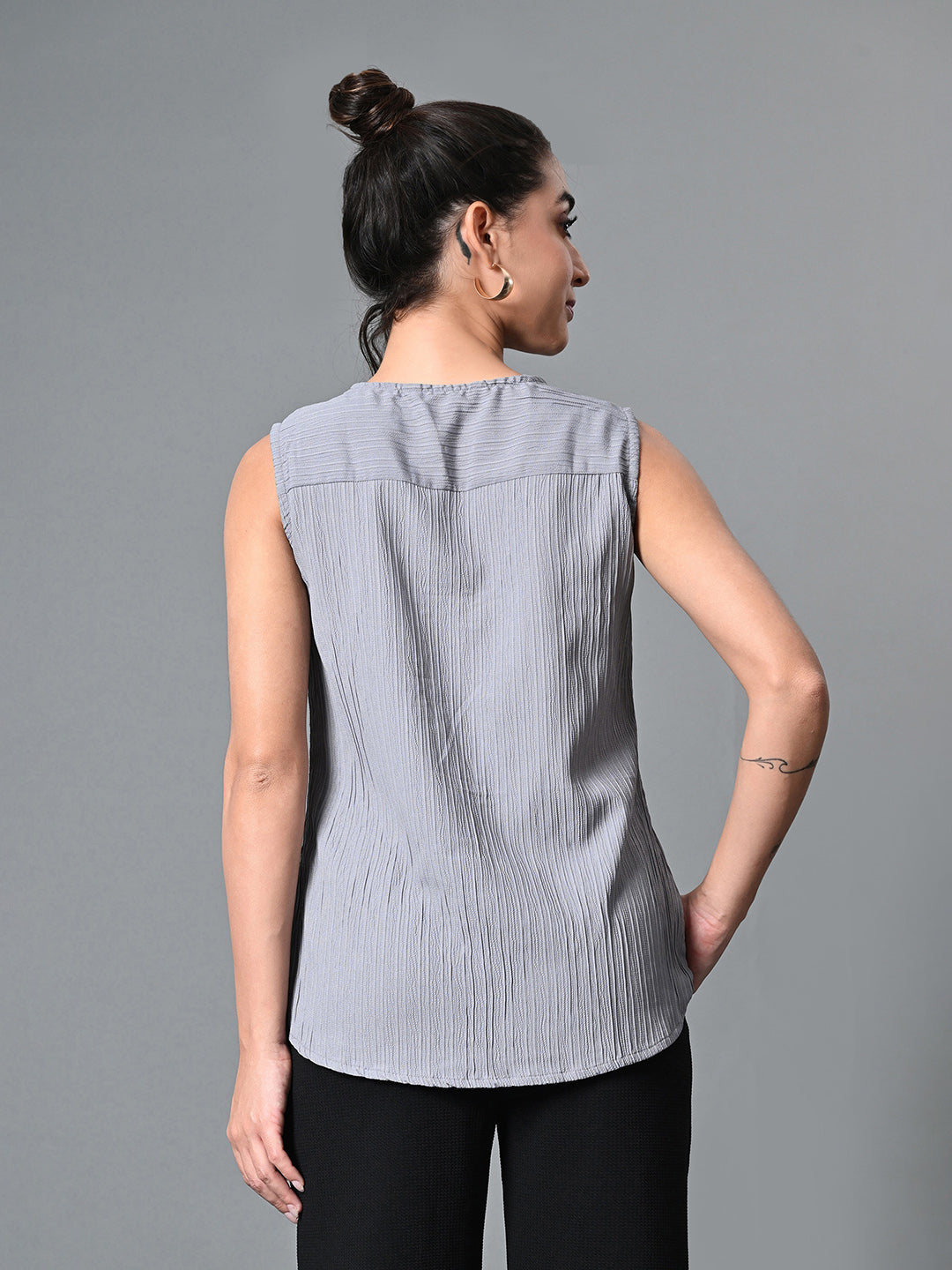 Myshka Women's Keyhole Neck Sleeveless Top in Grey Color
