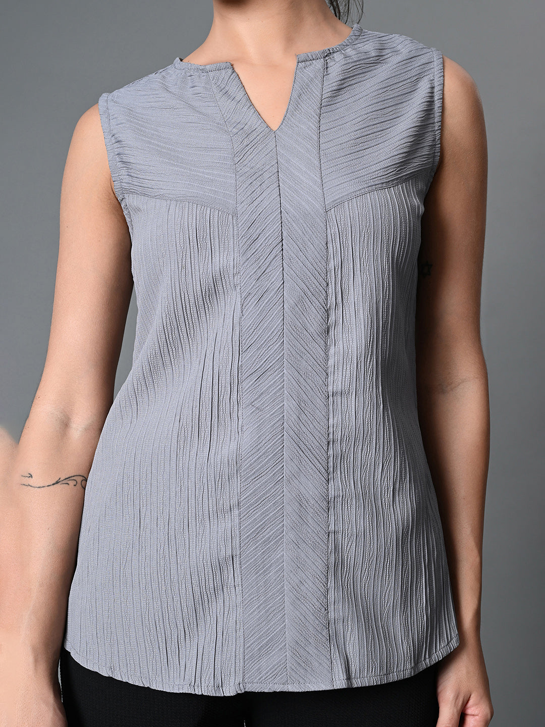 Myshka Women's Keyhole Neck Sleeveless Top in Grey Color