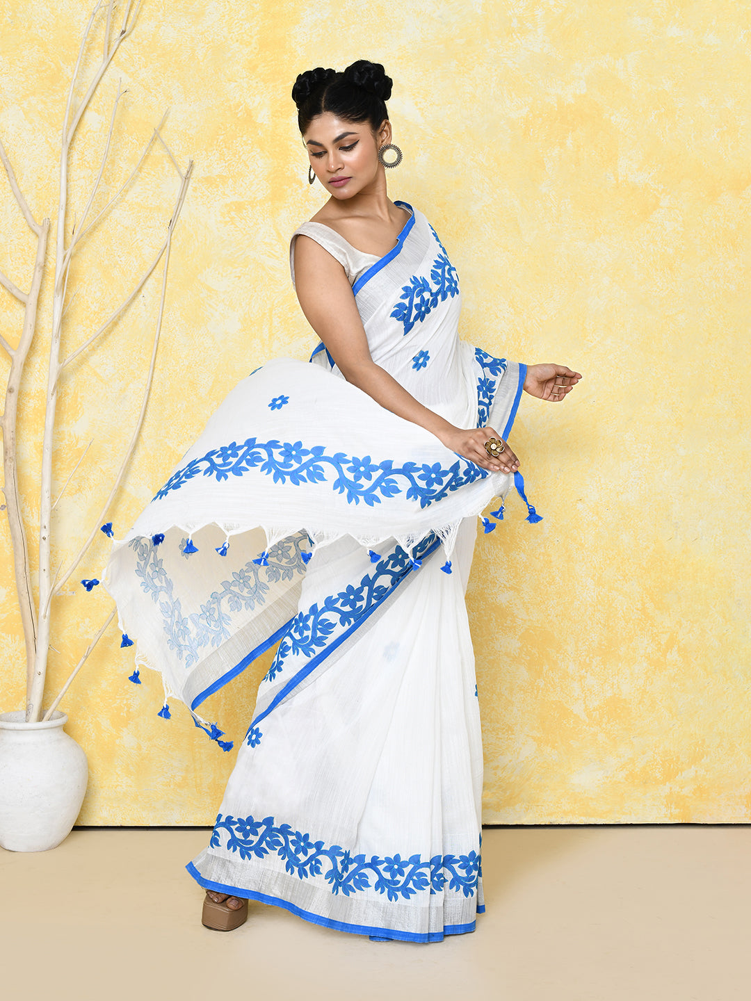 Piyari Fashion Women's White Exclusive Applique Saree With Blouse Piece