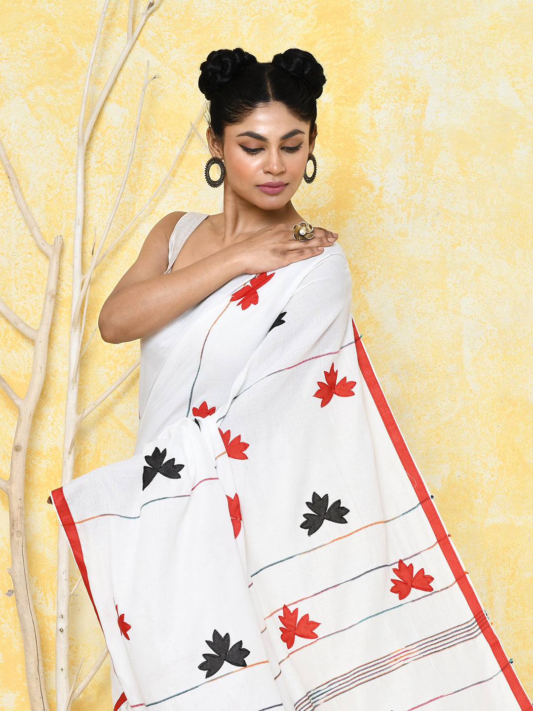 Piyari Fashion Women's White Exclusive Applique Saree With Blouse Piece