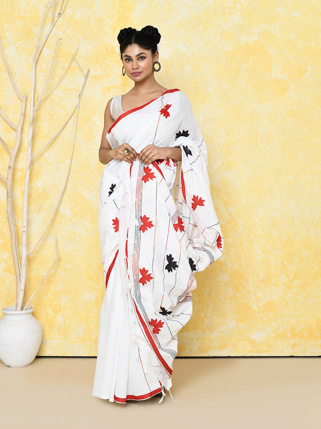 Piyari Fashion Women's White Exclusive Applique Saree With Blouse Piece