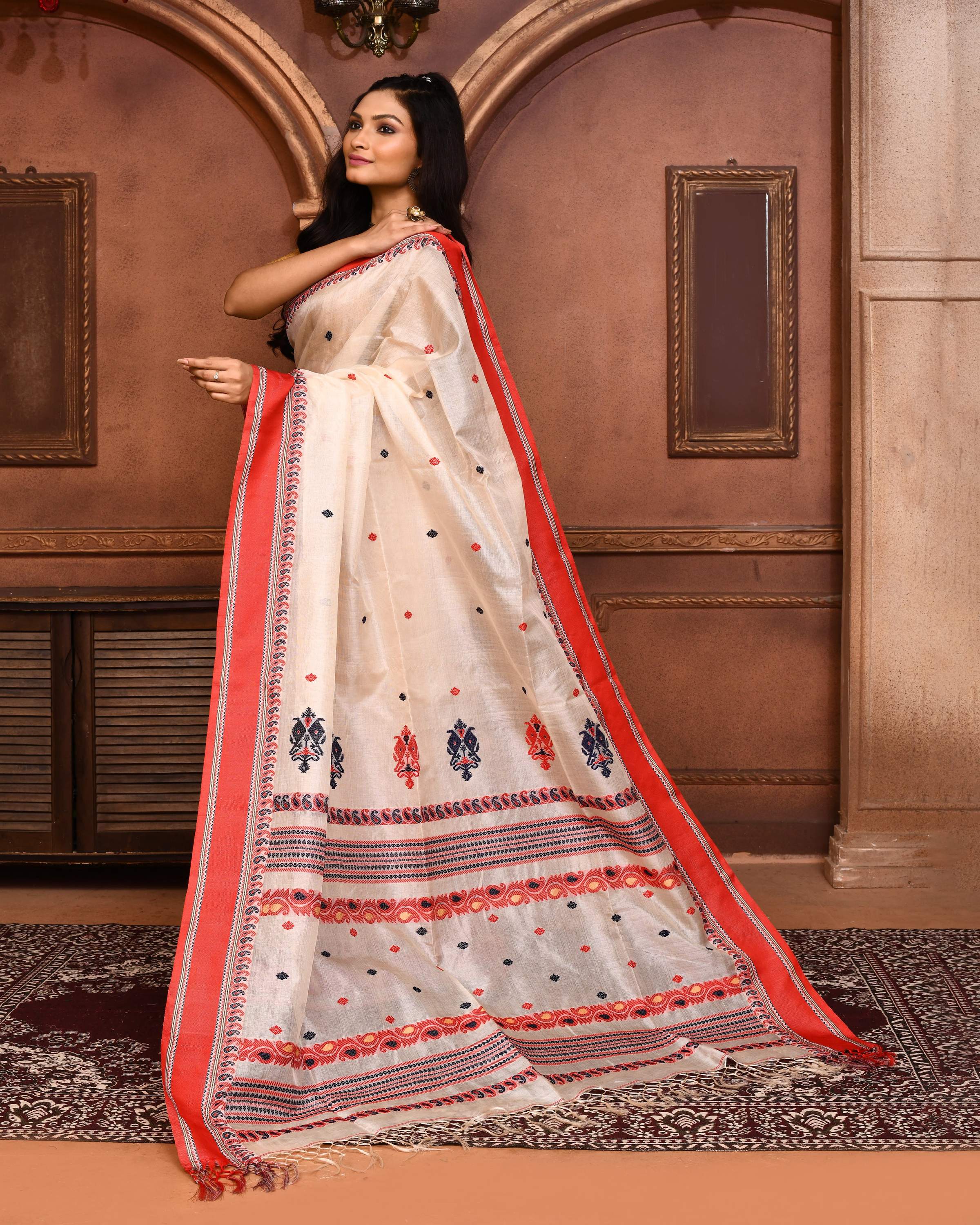 Piyari Fashion Off White Tussar Silk Jamdani Saree With Blouse Piece