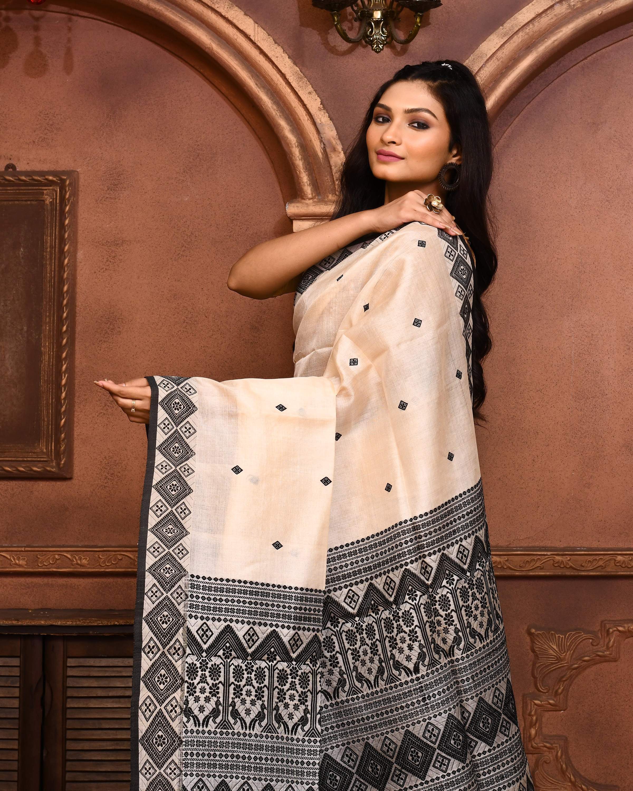 Piyari Fashion Off White Tussar Silk Jamdani Saree With Blouse Piece
