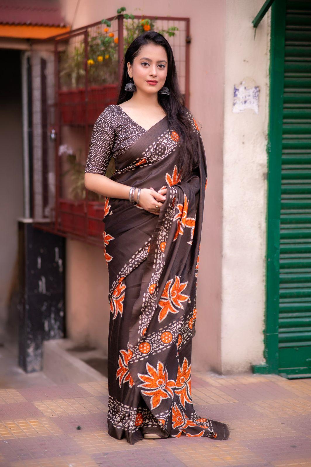 NOZ2TOZ Women Coffee Silk Blend Ethnic Motifs Saree With Unstitched Blouse