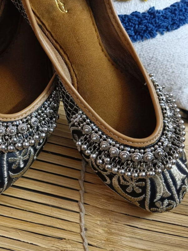 Desi Colour Women Indian Ethnic Footwear-Black Gungroo - Distacart