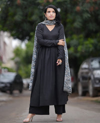 Thumbnail for Lyush Women Party Wear Flower Printed Kurta With Pant And Dupatta Set - Black