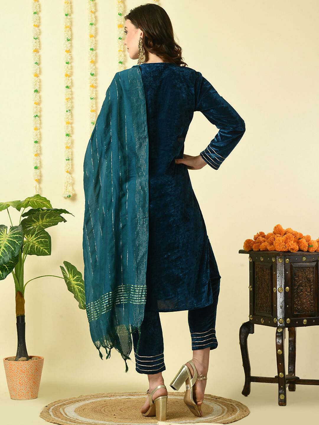 Myshka Women's Teal Velvet Kurta & Trousers With Dupatta Party Sets - Distacart